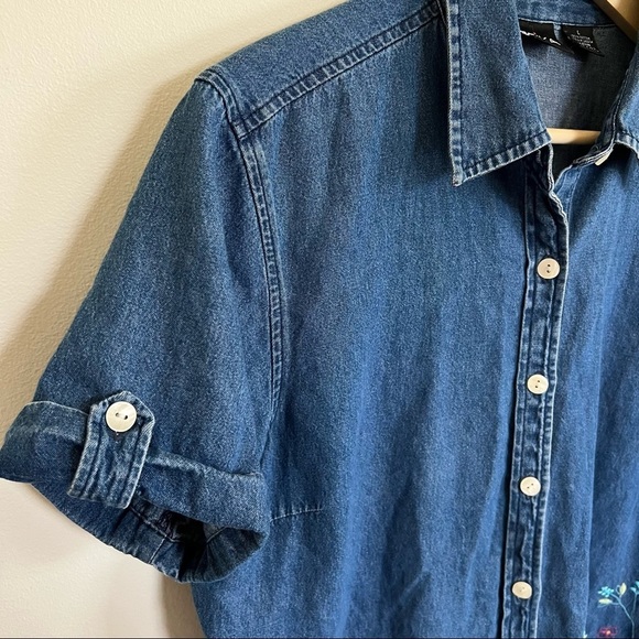 π
ΊDENIM Short Sleeve Button Down w/ Floral Embroidery - Picture 4 of 8